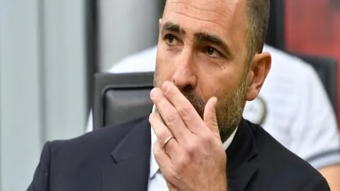 “西甲首回合：赫塔菲与巴塞罗那0-0握手言和，拉菲尼亚肘击遭红牌，十人较量平分秋色！”